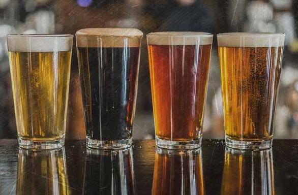 Fire flotte øl i glass